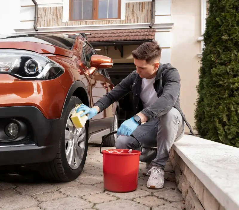 Lavage auto à domicile Saint-Jean-de-Maurienne : professionnel intervenant sur un véhicule